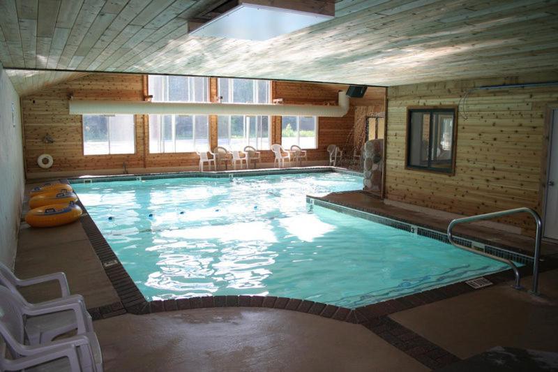 Mackinaw Beach And Bay Inn & Suites Mackinaw City Exterior photo