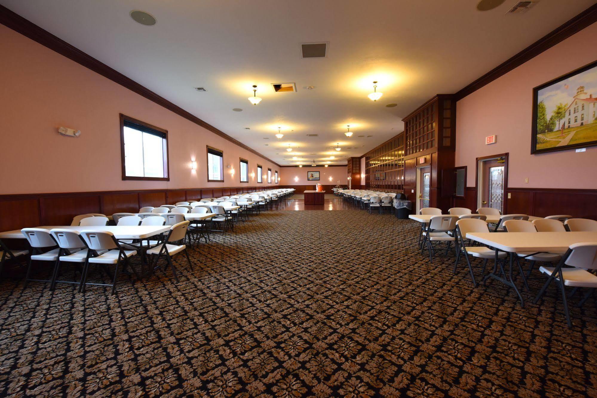 Mackinaw Beach And Bay Inn & Suites Mackinaw City Exterior photo