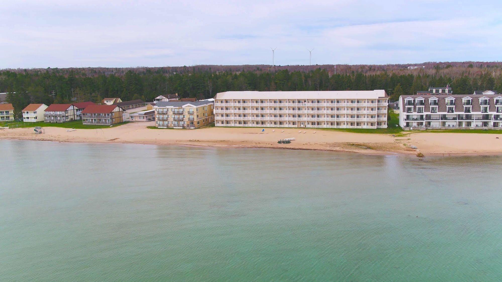 Mackinaw Beach And Bay Inn & Suites Mackinaw City Exterior photo