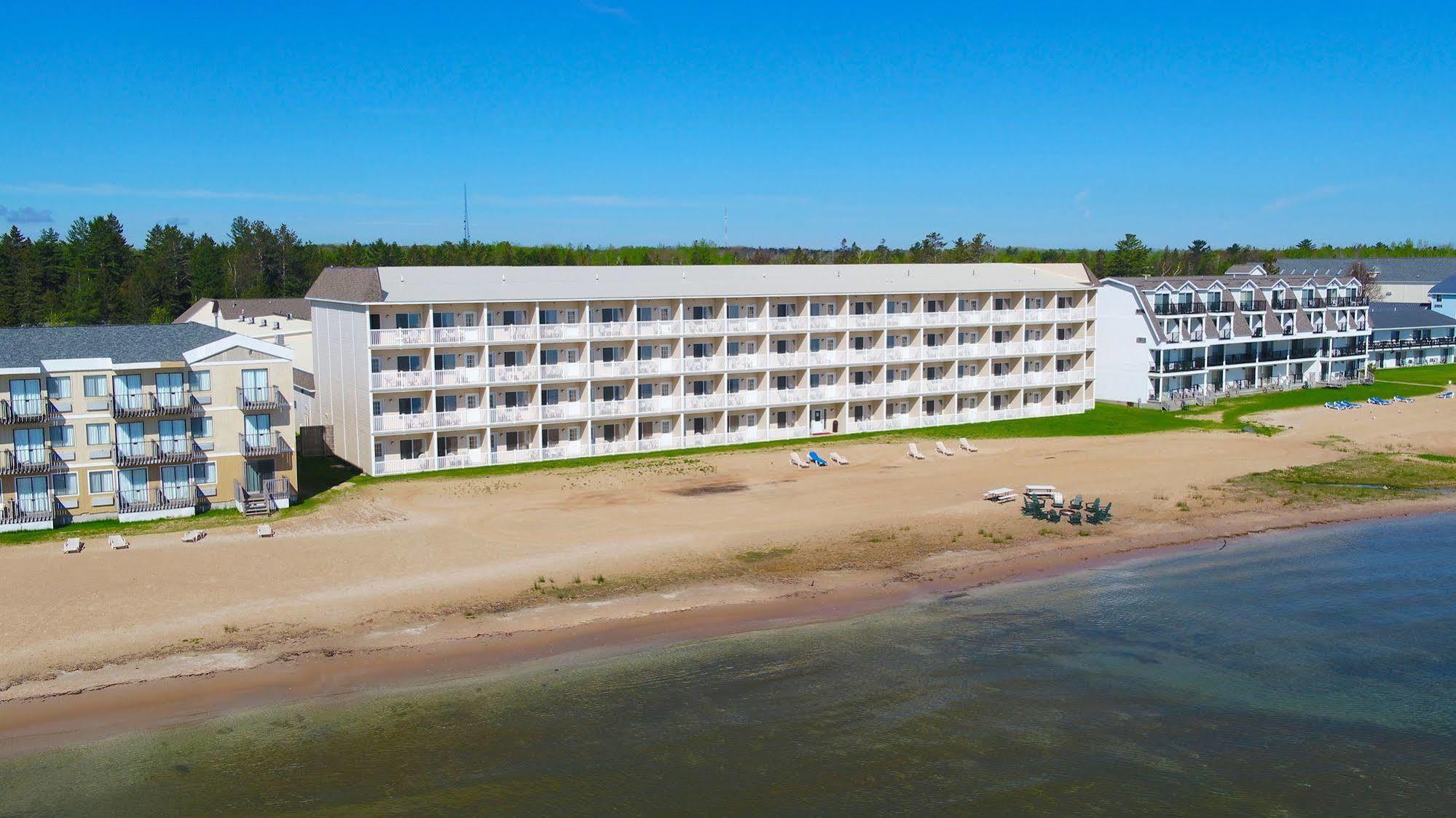 Mackinaw Beach And Bay Inn & Suites Mackinaw City Exterior photo
